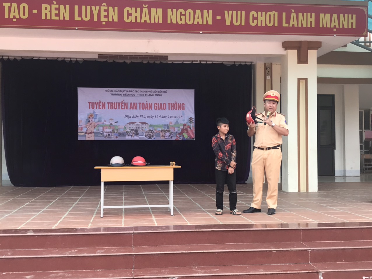 HOẠT ĐỘNG TẬP THỂ 