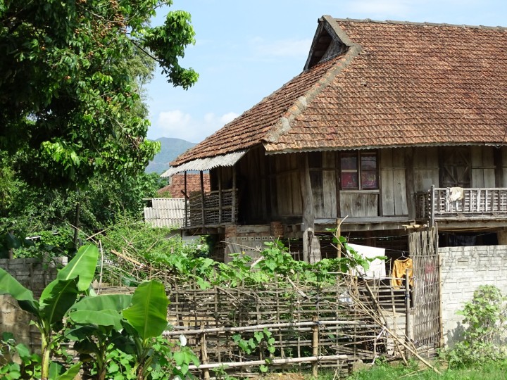 Nhà sàn truyền thống của người Thái đen ở thung lũng Mường Thanh