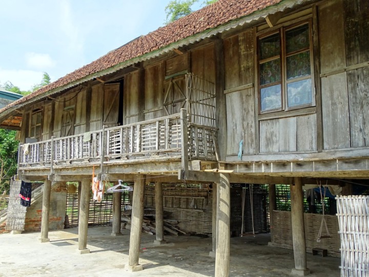 Nhà sàn Thái đen giữa cánh đồng Mường Thanh