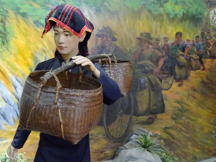 Mô hình dân công vận chuyển lương thực ra mặt trận (Bảo tàng Chiến thắng lịch sử Điện Biên Phủ)