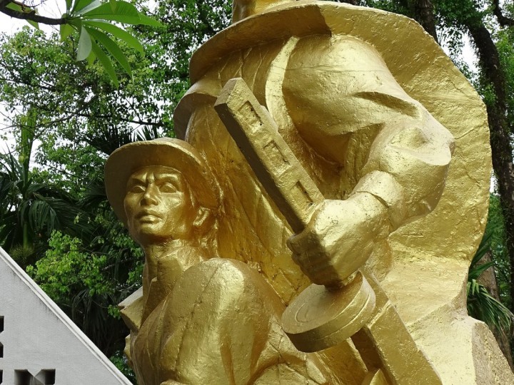 Tượng đài tại nghĩa trang liệt sĩ Điện Biên Phủ